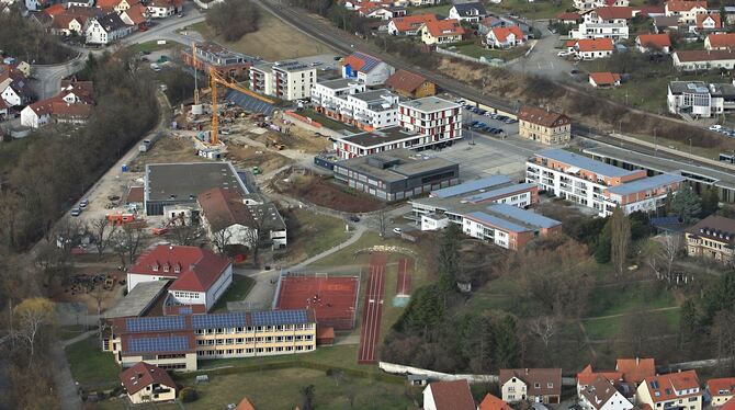 Direkt auf der Grünfläche (Mitte unten) hinter der Anne-Frank-Schule wird das Gebäude der neuen evangelischen Realschule in unmi