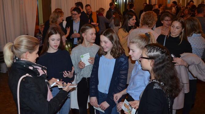 Autogramme von Spitzenturnerin Elisabeth Seitz standen hoch im Kurs bei den Teilnehmerinnen der Rhythmischen Sportgymnastik, die