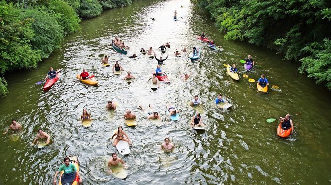 Surfer gehen paddeln: »Paddle up« im Sommer zur Konzeptvorstellung der Neckarwelle in Untertürkheim.   FOTO: LICHTGUT/WILLIKONSK