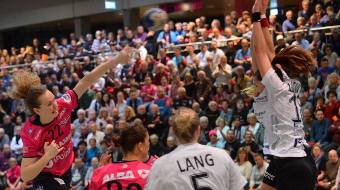 Maren Weigel (links) war mit acht Treffern die torgefährlichste Metzingerin. Foto: Niethammer