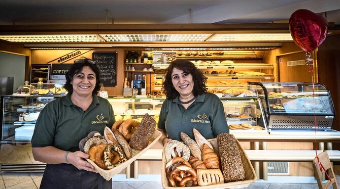 Endlich der eigene Chef: Fadik Düzgören (links) und ihre Schwester Münevver Demirbas.  FOTO: LICHTGUT