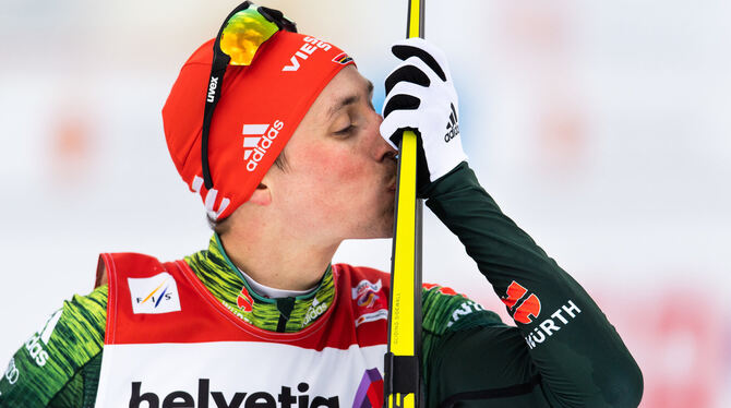 Dank an die Ski, die ihn zum sechsten WM-Gold getragen haben: Kombinations-Weltmeister Eric Frenzel.  FOTO: DPA