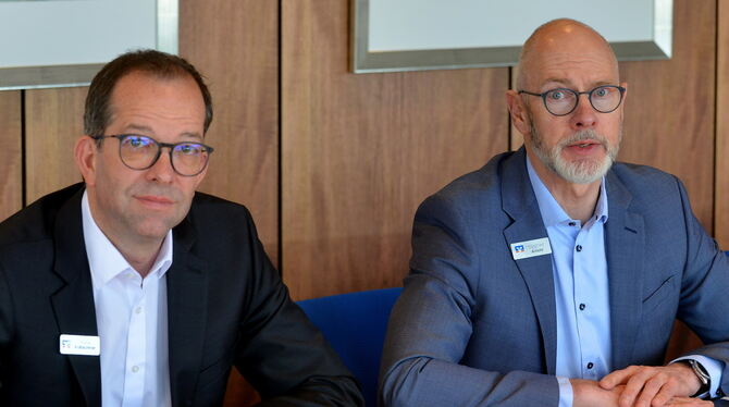 Vorstandsvorsitzender Siegfried Arnold (rechts) und Vorstandsmitglied Thomas Krätschmer berichteten über die Lage der Volksbank