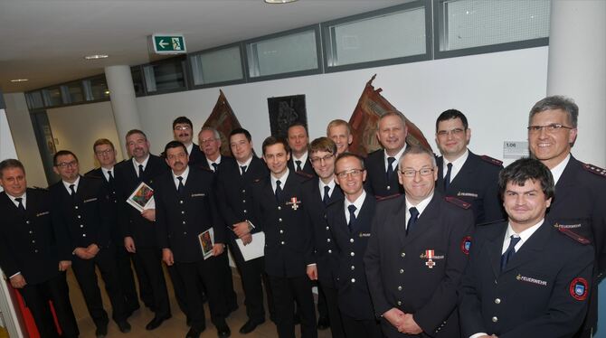 Für ihren engagierten Einsatz bei der Pfullinger Feuerwehr wurden zahlreiche Aktive geehrt.  FOTO: LEISTER