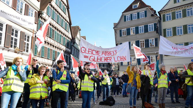 Tarifauseinandersetzung im öffentlichen Dienst: Protest auf dem Tübinger Marktplatz. FOTOS: PIETH