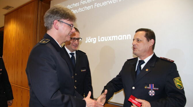 Hochkarätig die Auszeichnung für Jörg Lauxmann (rechts). Kreisbrandmeister Wolfram Auch gratulierte zum Feuerwehr-Ehrenkreuz in