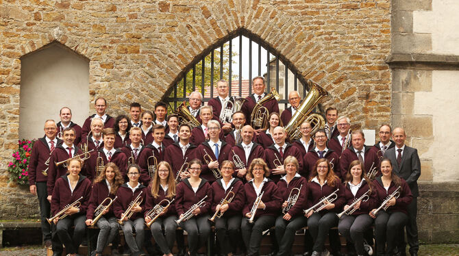 Fürs Foto posiert der Posaunenchor Metzingen vor der Martinskirche, das Festkonzert erklingt am Samstag drinnen.  FOTO: ATELIER