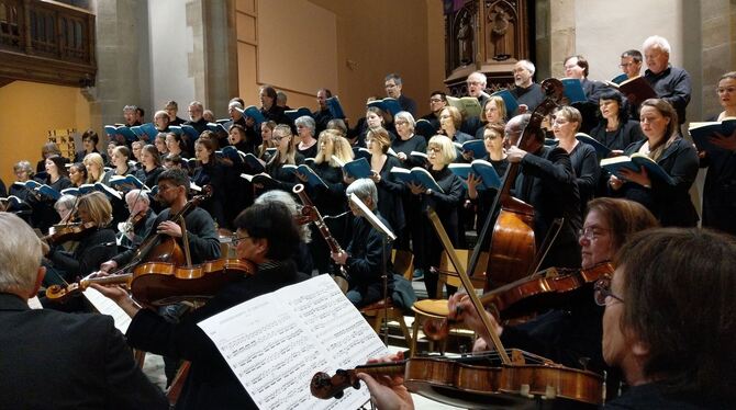 Unter der Leitung von Gerald Pommranz sangen und spielten in der Dettinger Stiftskirche das Collegium Vocale Reutlingen, Gesangs