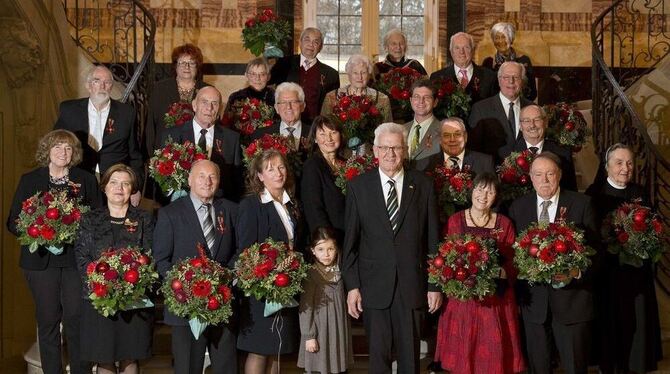 Gruppenbild mit Ministerpräsident: Doris Bornhäuser steht in der dritten Reihe. Sie ist die Dritte von links. FOTO: MINISTERIUM