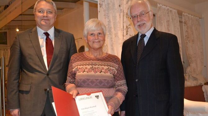 Bürgermeister Robert Hahn (links) und der Vorsitzende der Betzinger Sängerschaft Dr. Peter Beckmann überreichten Margot Wannhoff