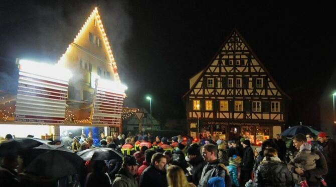 Kam erst abends in Stimmung: der Weihnachtsmarkt im alten Mössinger Ortskern.  GEA-FOTO: MEYER