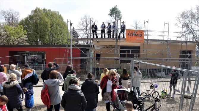 Am Richtfest des Kindergartens in der Humboldtstraße beteiligten sich Groß und Klein. FOTO: BÖHM