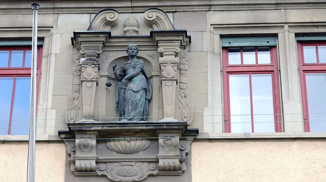 Statue der Justitia am Amtsgericht Reutlingen: Sie wacht darüber, dass dort Recht gesprochen wird.  ARCHIVFOTO: PIETH