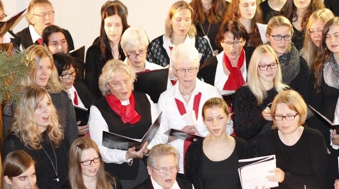 Zum Abschluss ihres Konzerts in der Meidelstetter Kirche sangen Jugendchor und Sängerbund gemeinsam. FOTO: LEUSCHKE