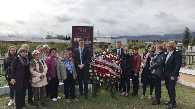 Spurensuche im Kaukasus: Nachfahren der schwäbischen Auswanderer versammeln sich zum Gedenken auf dem Friedhof in Helenendorf.