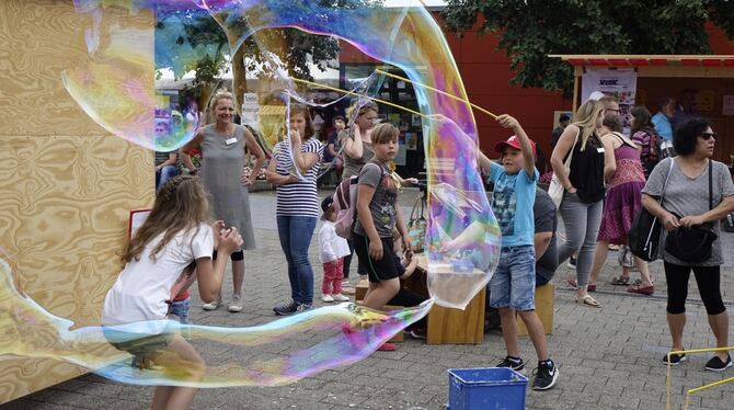 Mariaberger Tag: Ein Himmel voller Farben beim Spiel mit Seifenblasen.  FOTO: PR