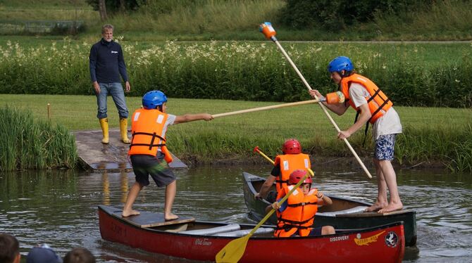 Die Jungen liefern sich spannende Wettkämpfe beim Fischerstechen. FOTO: LENK