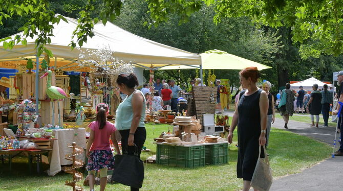 Unterm grünen Blätter-Baldachin des Stadtgartens: Ein Bild vom Neigschmeckt-Markt 2019.