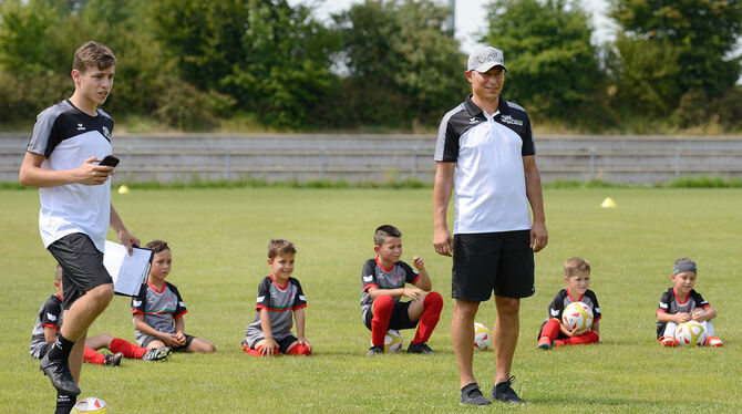 Krassimir Balakov inmitten der Kinder am Reutlinger Dietweg. Foto: Pieth