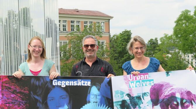 Dramaturgin Sandra Omlor, Intendant Enrico Urbanek und Dramaturgin Karen Schultze (von links) bei der Spielplanvorstellung. FOTO