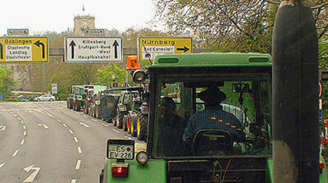 Geduldsprobe: Im Konvoi tuckern die Landwirte aus Reutlingen und Nürtingen nach Stuttgart.  FOTO: ANSTÄDT