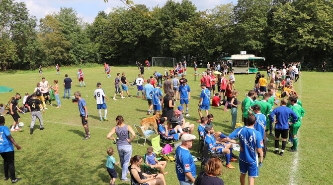 40 Mannschaften traten beim Fußballturnier des Kick- und Musikfestes gegeneinander an. Foto: Bloching