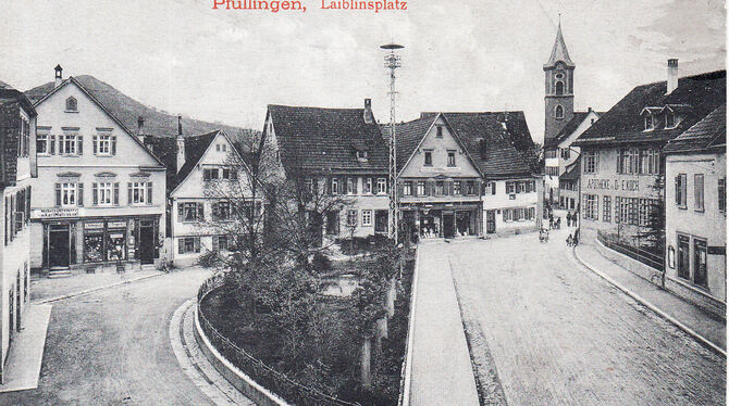 Eine Postkarte zeigt den Pfullinger Laiblinsplatz um 1910, die Straße rechts führt direkt auf das Haus Nummer 4 zu. Demnächst so