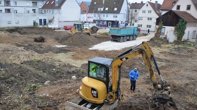 Gestern rückten die Maschinen auf dem ehemaligen Karg-Areal an. Hier soll bis Frühjahr 2016 das Dienstleistungs- und Einkaufszen