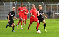 Vor kurzem Teamkollegen, nun Gegner: Willie Sauerborn (am Ball) vom SSV im Zweikampf mit dem Ex-Reutlinger Tim Schwaiger.Foto: P