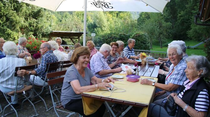 Kommen monatlich zu einem Treffen zusammen: Die Angehörigen  des Jahrgangs 1934/35. Das jährliche Grillfest  ist ein Höhepunkt i