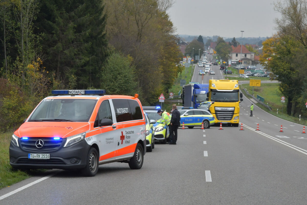 Unfall Mit Auto Samt Pferdeanhänger Auf Der B27 - Bilder - Reutlinger ...