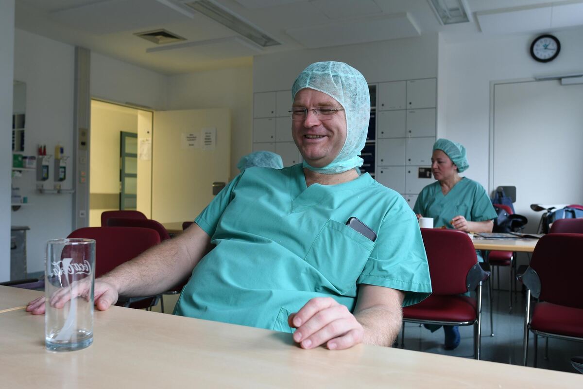 Mineralwasser und einen Kaffee für Dr. Christian Arnscheidt in der kurzen Pause zwischen zwei Operationen.