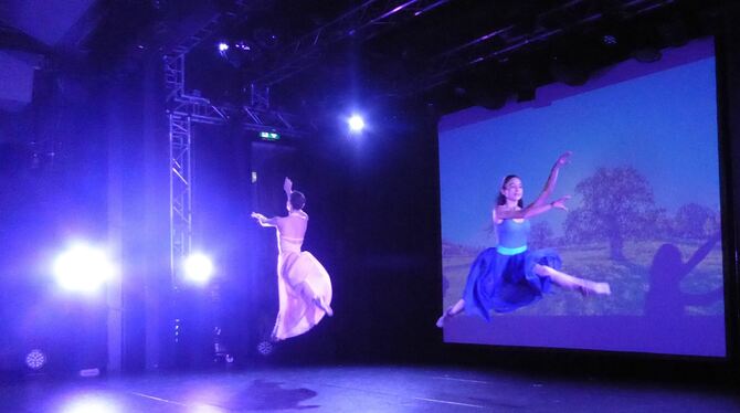 Alice im Wunderland: Ein halbes Jahr lang haben sich die Tänzerinnen und Tänzer auf diese Show vorbereitet.  FOTO: BERNKLAU