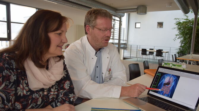 Sabine Wagner und Professor Ulrich Lauer informieren über das Netzwerk Neuroendokrine Tumore.  FOTO: STÖHR