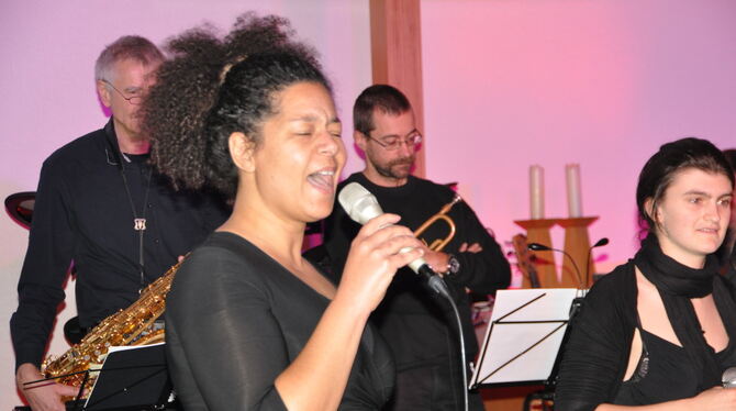 Verlieh den  Gospel-Liedtexten in der Pfullinger Friedenskirche Intensität: Solistin Jane Walter. FOTO: MEK