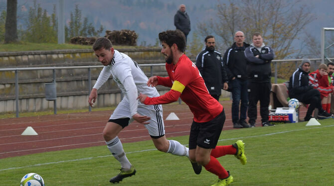 Sven Vöhringer (links) vom FC Engstingen im Zweikampf mit dem Kirchentellinsfurter Kapitän Robin Wagner.  FOTO: MEYER