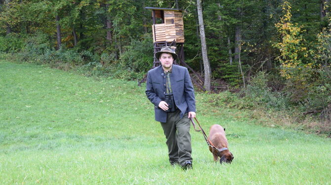 Jäger Michael Spaeth mit seinem Bayrischen Gebirgsschweißhund Adi. FOTO: SCHITZ