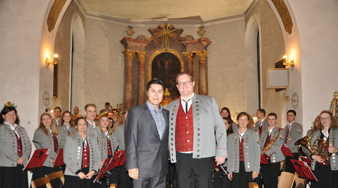 Der mexikanische Tenor Rubén Mora und Dirigent Thorsten Feisthammel mit den Augstbergmusikanten. FOTO: BIMEK