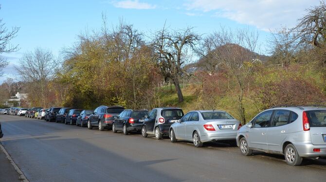 Normalität im Eninger Arbachtal: Dort ist momentan jede Straße zugeparkt. Jetzt soll ein provisorischer Parkplatz etwas Dampf au