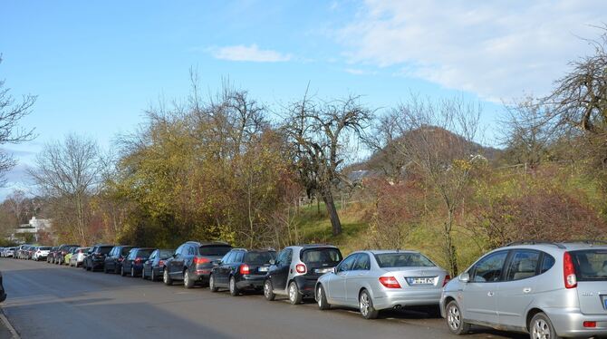 Normalität im Eninger Arbachtal: Dort ist momentan jede Straße zugeparkt. Jetzt soll ein provisorischer Parkplatz etwas Dampf au