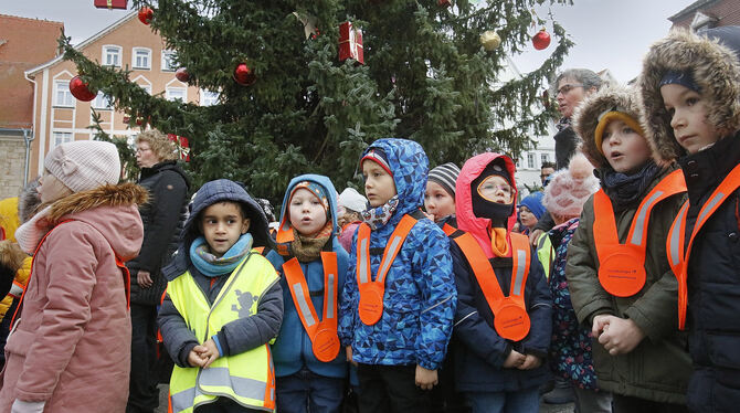 Kinder aus Reutlinger Kindergärten haben einmal mehr den großen Weihnachtsbaum geschmückt. FOTO: PR