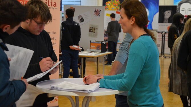 Die Schüler beantworten den Fragenkatalog bei der Beratungsbörse. FOTO: SCHITZ