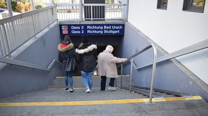 Über steile Treppen zum Zug. foto: füssel