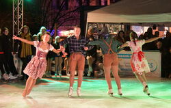 Für den Schuhplattler in Lederhosen und die Pirouetten im Dirndl gab’s Szenenapplaus.  FOTO: MEYER