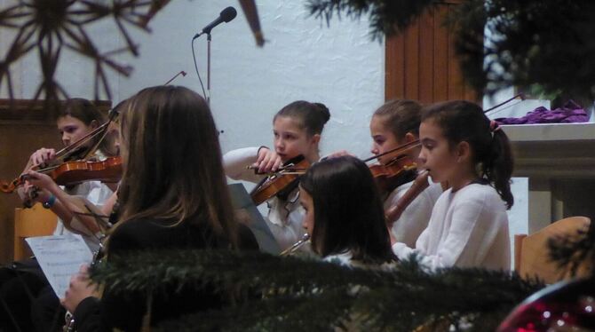 Das Weihnachtskonzert des Johannes-Kepler-Gymnasiums griff einmal mehr internationale Traditionen auf. FOTO: BERNKLAU