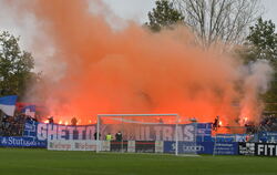 Die Kickers-Fans zünden während der Oberliga-Partie in Reutlingen Pyros.   FOTO: MEYER 