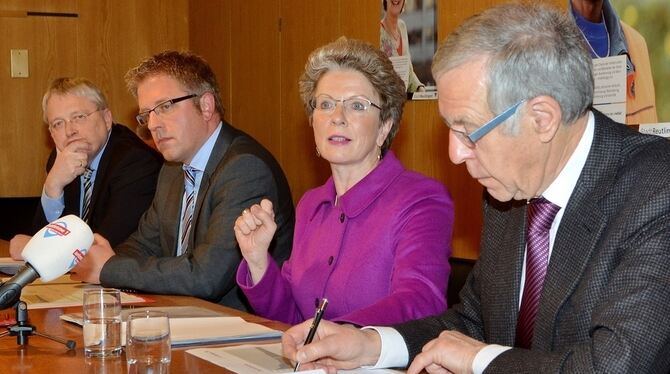 Pressekonferenz zur Stadtkreisfrage (von links): Bürgermeister Robert Hahn, Projektleiter Roland Wintzen, OB Barbara Bosch und D