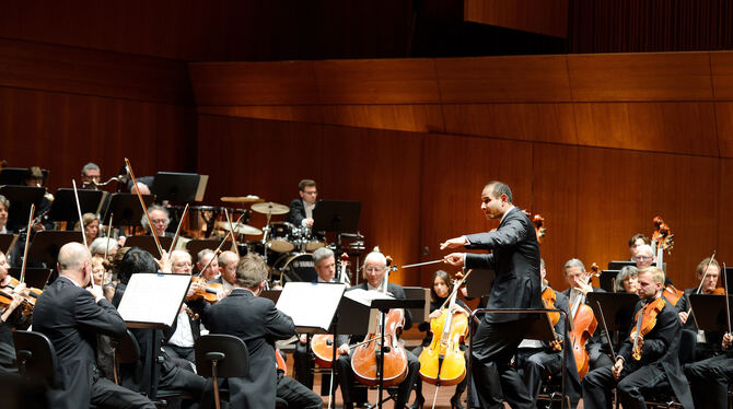 Die Württembergische Philharmonie Reutlingen mit ihrem Chefdirigenten Fawzi Haimor bei einem Auftritt in der Stadthalle.  FOTO: