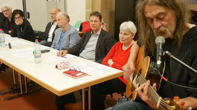 Formulierten Ideen für eine gerechtere Stadt: Teilnehmer des Armuts-Podiums in der Reutlinger Vesperkirche. FOTO: LEISTER