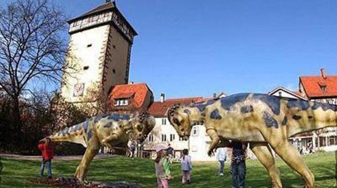 Giganten der Urzeit sind auch am Tübinger Tor angekommen. GEA-FOTO:  PACHER